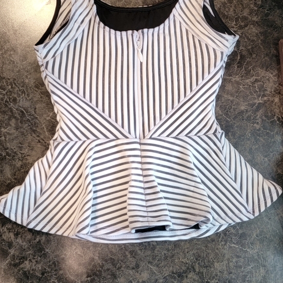 Bebe Shadow Stripe Scoop Peplum Top Small - Picture 2 of 3